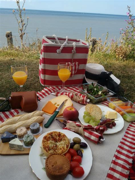 Summer Picnic Picnic Basket Ideas | Monica Gallery in 2020 | Breakfast ...