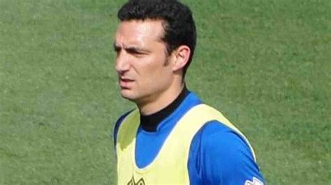 Who Is Lionel Scaloni Argentina Football Team Coach, His Age, Wife, Son, Tactics, Stats, Salary ...