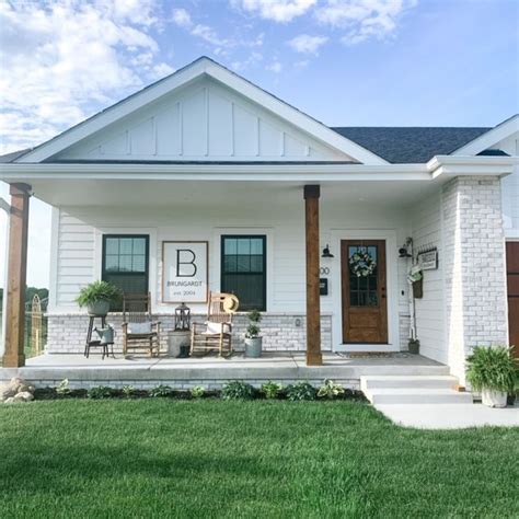 Modern Farmhouse Porch Ideas - Lyndale Drive Design % | House front ...