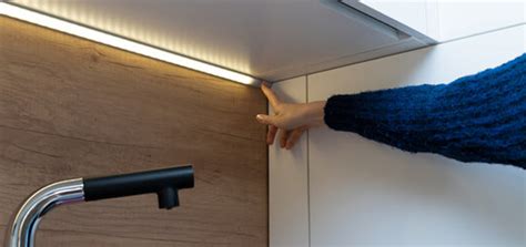 ¿Cómo instalar luces LED en los muebles de tu cocina?