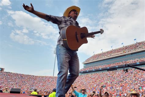 Garth Brooks Sets 2022 Stadium Tour Date for Buffalo