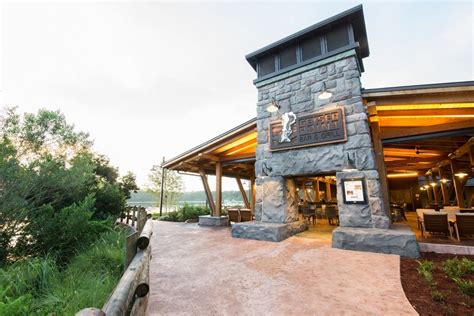 Geyser Point Bar & Grill at Disney's Wilderness Lodge - West Coast Log & Timber