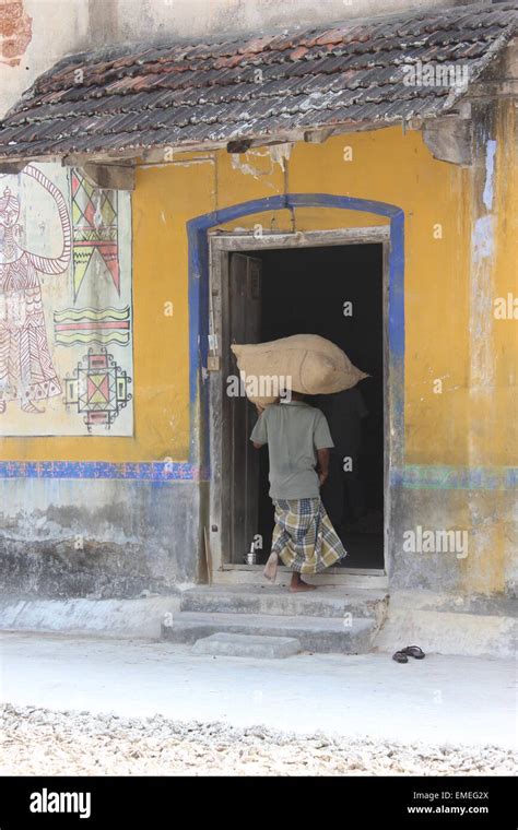 Loading a sack of spices at the Spice Market, Mattancherry Stock Photo - Alamy