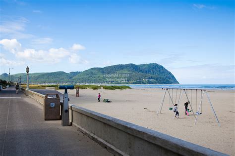 Along the oceanfront promenade at Seaside, Oregon | Commercial Travel ...