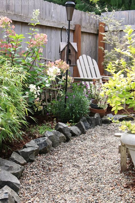 7 Different Ways to Design a Simple Garden Walkway | Cottage garden design, Gravel garden, Pea ...