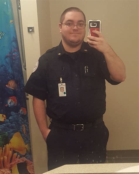 How do I look in my EMT uniform? I'm kinda new ( about a month) (25m) : r/firstimpression