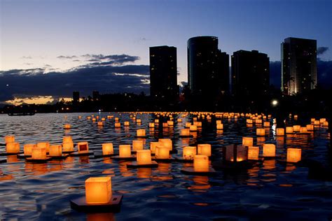 Floating Lanterns, Honolulu, Hawaii – Gabriel Barry