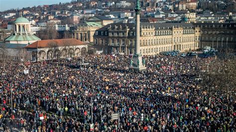 "Demokratie verteidigen": Protest gegen rechts: Hunderttausende demonstrieren | ZEIT ONLINE