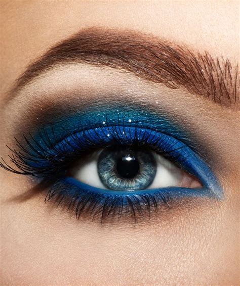 12 Chic Blue Eye Makeup Looks and Tutorials - Pretty Designs