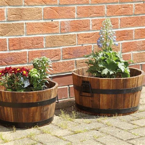 wooden bucket planter - Google Search | Jardinería en macetas, Decoraciones de jardín, Jardines