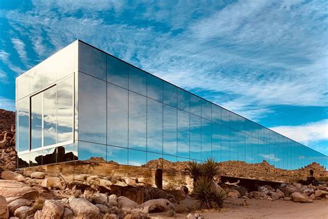 The Invisible House captures the Beauty of Joshua Tree in its Reflective Glass Shell - PLAIN ...