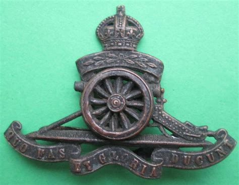 AN OFFICERS BRONZE TERRITORIAL ROYAL ARTILLERY CAP BADGE in Volunteers & Militia Badges