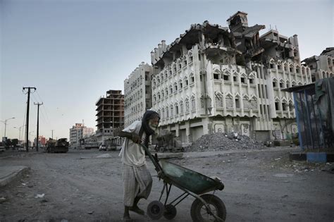 Civil war leaves Yemen’s port city of Aden a bombed-out husk - Los ...