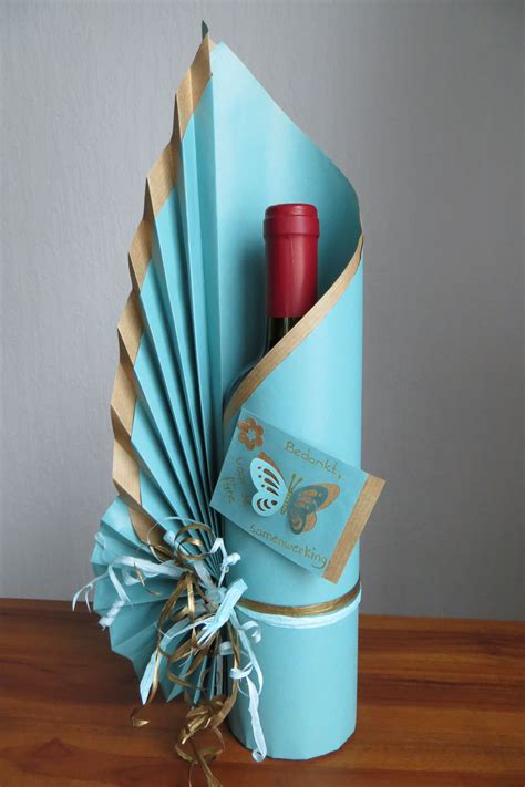 10 Strikingly Great Ideas That'll Help in Wrapping Wine Bottles | Bottle gift wrapping, Wrapped ...