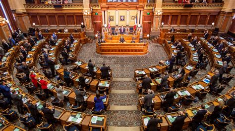 Iowa House passes proposed amendment restoring felon voting rights