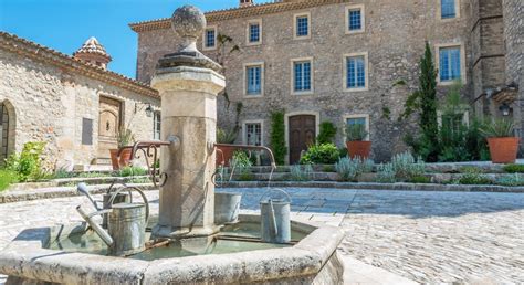 En Provence, le château de Berne prépare à la fois sa réouverture et son procès - La Revue du ...