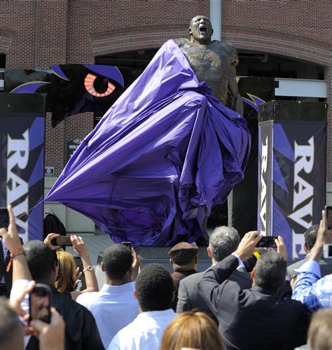 Ray Lewis statue unveiled at M&T Bank Stadium