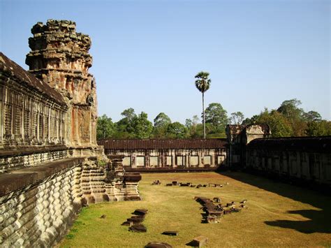 Asisbiz Angkor Wat Khmer architecture internal gallery E entrance 16