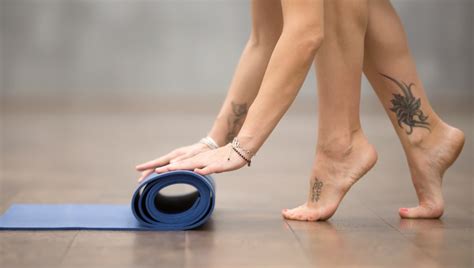 With shoes or barefoot—what’s the best way to do yoga? Let’s find out | HealthShots