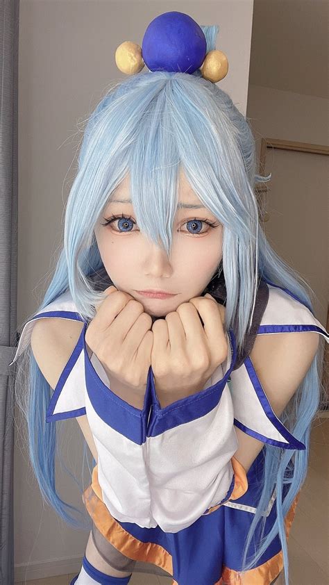 Konosuba - Aqua es recreada fielmente en un genial cosplay