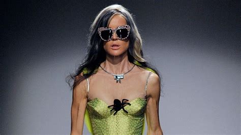 Giles Deacon Spring 2010 Ready-to-Wear Fashion Show | Vogue