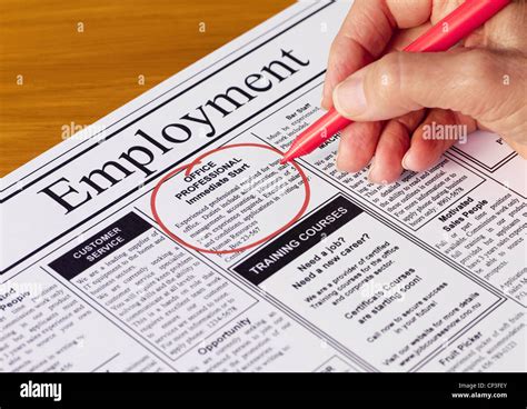 Trabajo en la Sección de Empleo del periódico Fotografía de stock - Alamy