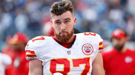 Travis Kelce: Outfits, Clothes, Style and Fashion | WHAT’S ON THE STAR?