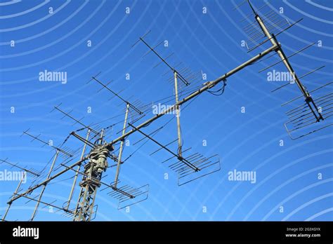 Antenna & radio waves Stock Photo - Alamy