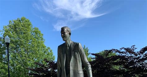 Weekend Wanderluster: Robert Wadlow Statue (Madison County, Illinois)
