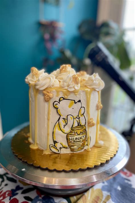 Hand-drawn edible Pooh Bear cake : r/cakedecorating