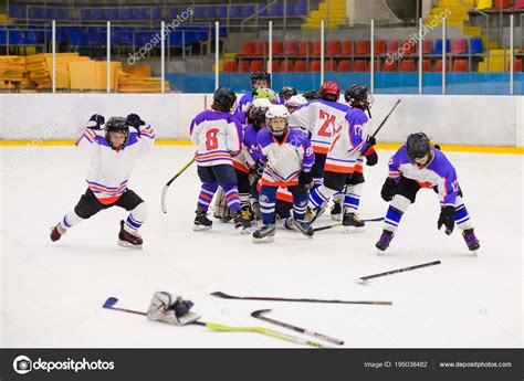 Kids ice hockey. Stock Photo by ©innadarda 195038482