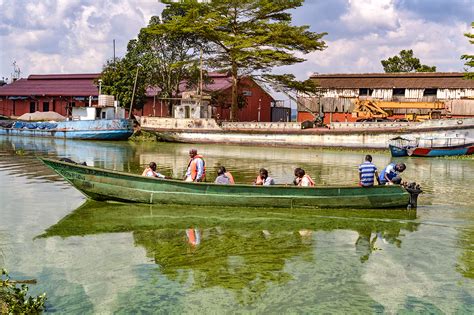 Boaters on Uganda’s Lake Victoria