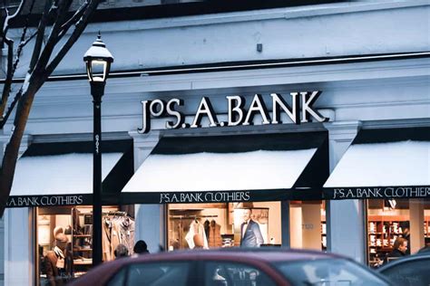 Jos. A. Bank Vs. Men’s Wearhouse (Differences, Pros, Cons)