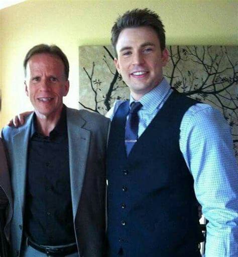 Chris Evans with his dad | Chris evans, Chris evans dad, Chris