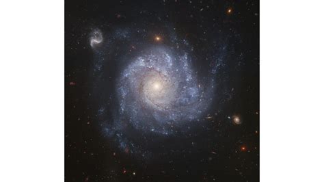 Hubble Snaps Images of a Pinwheel-Shaped Galaxy | HubbleSite