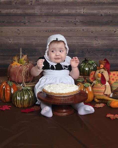 Little girl poses as pilgrim in adorable Thanksgiving photo shoot - Good Morning America