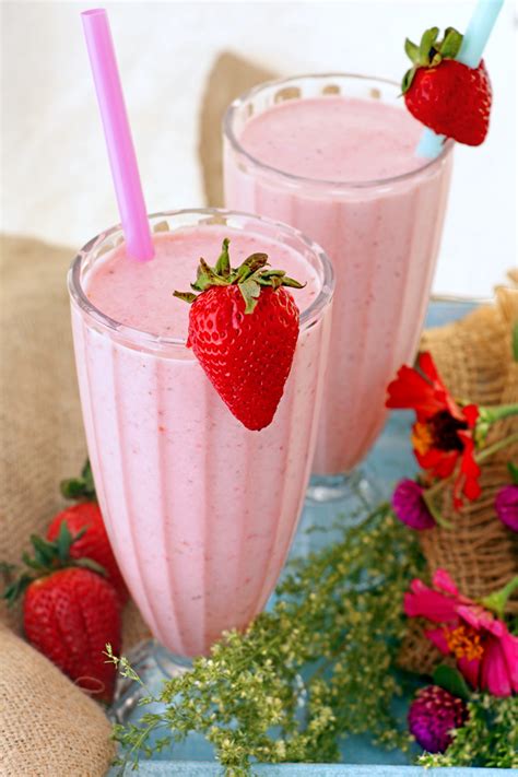 Simple Recipe for Strawberry Smoothie - Foxy Folksy