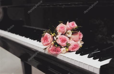 Pictures: piano with flowers | Bouquet of flowers and piano — Stock ...