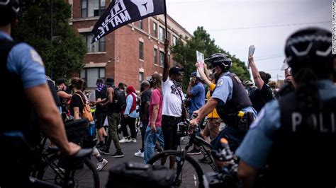 Chicago protests: 2 dozen people arrested and 17 officers injured - CNN