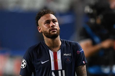 See Photos: Neymar Just Couldn't Stop Crying as PSG Fail to Win UEFA Champions League - News18