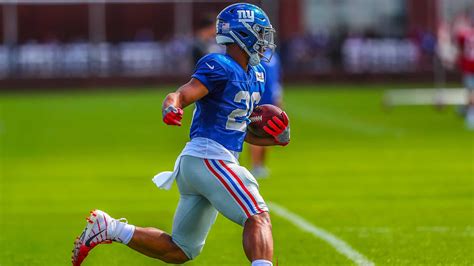 New York Giants news: Saquon Barkley ends practice with leg wrapped