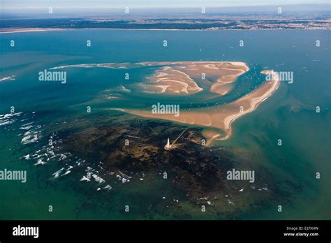 France Gironde Le Verdon Sur Mer phare de Cordouan et banc de sable à marée basse (vue aérienne ...