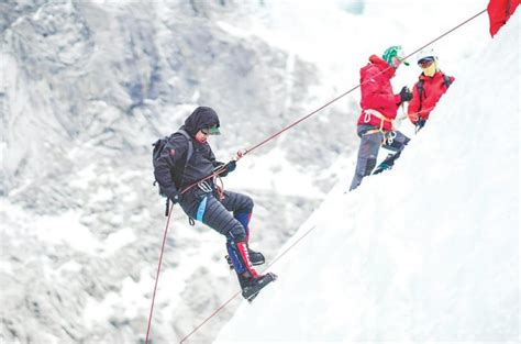 Ropes on climbing routes litter Mount Everest - Asia News NetworkAsia ...