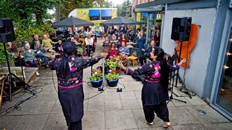 Bhangra dancers interacting with their audience - YouTube