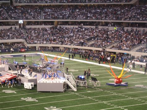 Dallas Cowboys Thanksgiving Halftime Show 2009 by Pink Powered by Moss ...