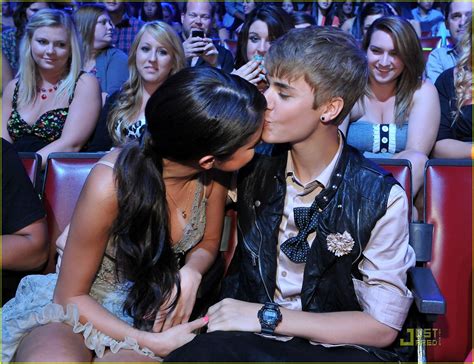 Selena Gomez & Justin Bieber: Teen Choice Awards Kiss!: Photo 2567998 ...