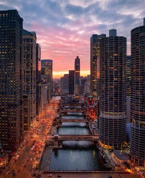 Beautiful sunset over the Chicago River : r/chicago