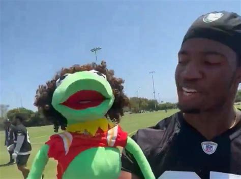 The Raiders taunted Patrick Mahomes with a Kermit the Frog puppet and ...