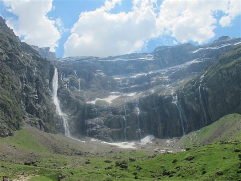 Le Cirque de Gavarnie: Hiking in the Pyrénées Mountains