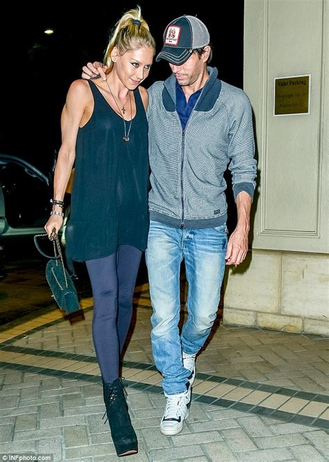 Enrique Iglesias puts a protective arm around Anna Kournikova after date | Daily Mail Online